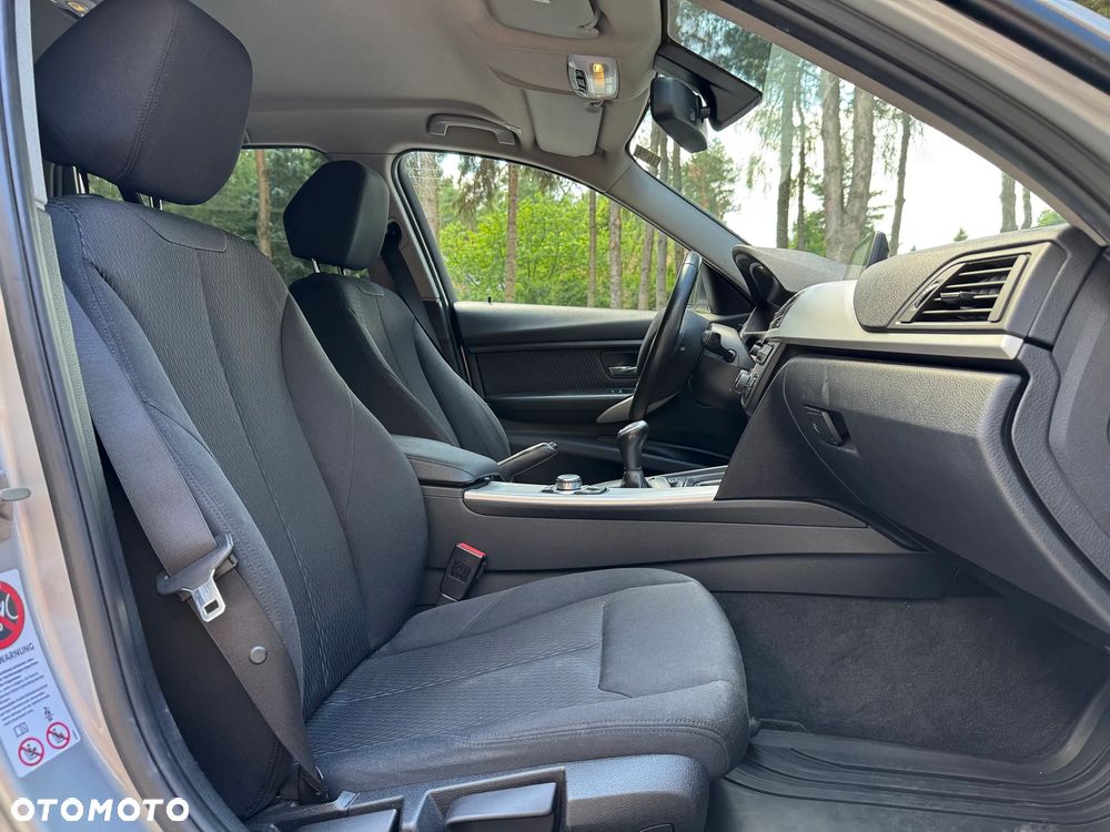 BMW Seria 3 318d DPF Edition Sport - 32