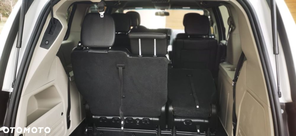 Dodge Grand Caravan - 16