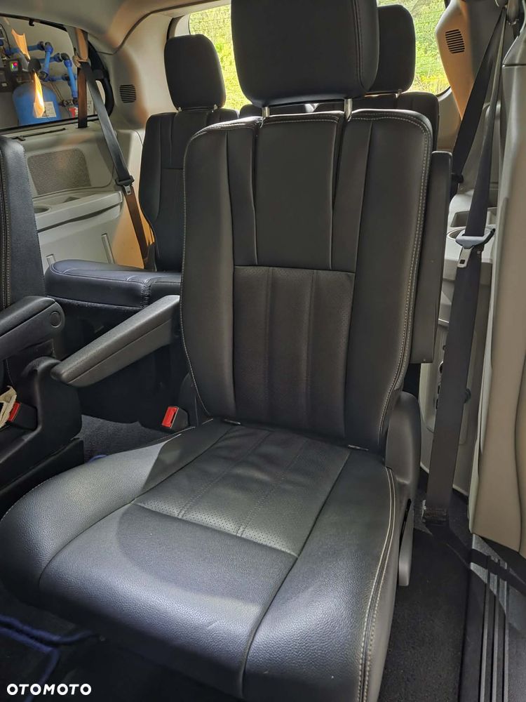 Chrysler Town & Country 3.6 Limited - 11