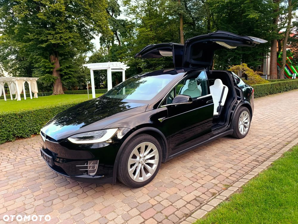 Tesla Model X - 10