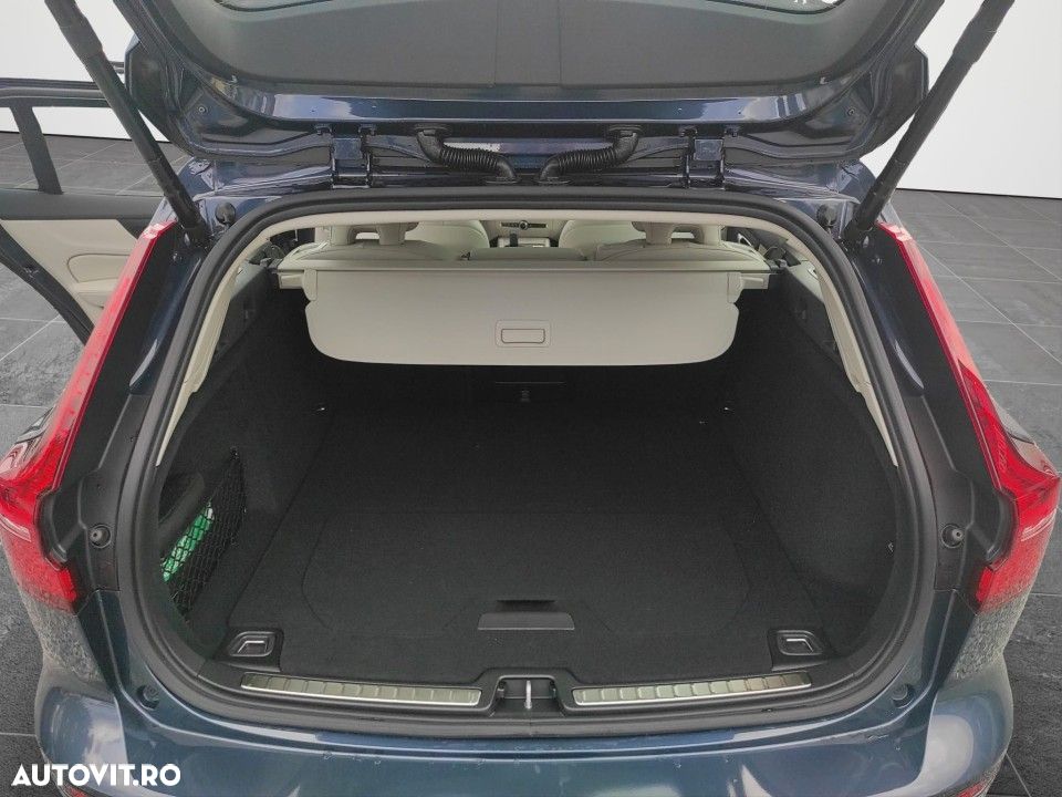 Volvo V60 B4 MHEV AT Plus Dark - 17