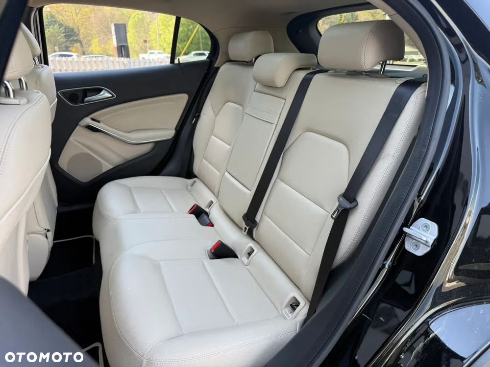 Mercedes-Benz GLA 250 7G-DCT - 16