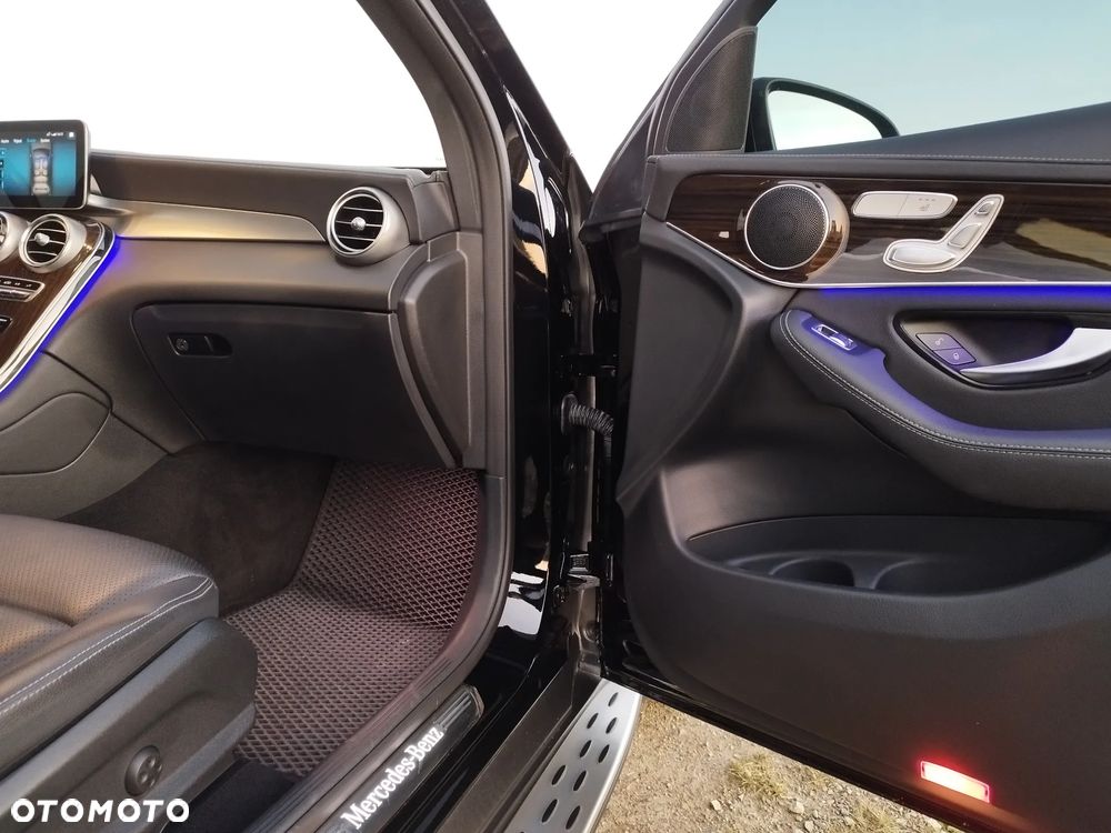 Mercedes-Benz GLC 300 4Matic 9G-TRONIC AMG Line - 27
