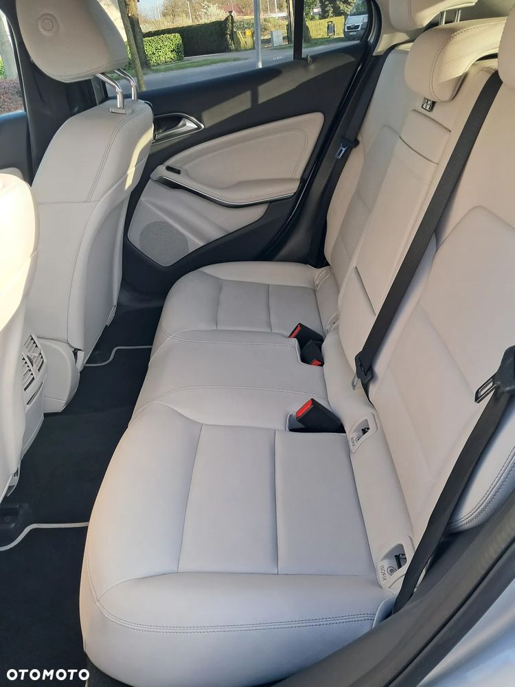 Mercedes-Benz GLA 180 7G-DCT - 14
