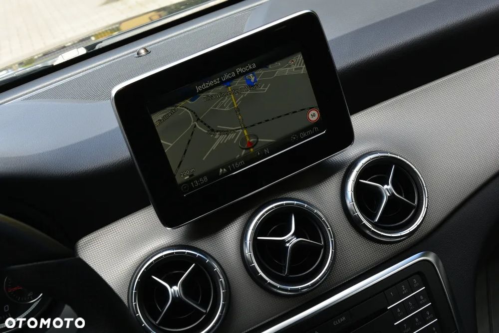 Mercedes-Benz CLA 200 Urban - 12