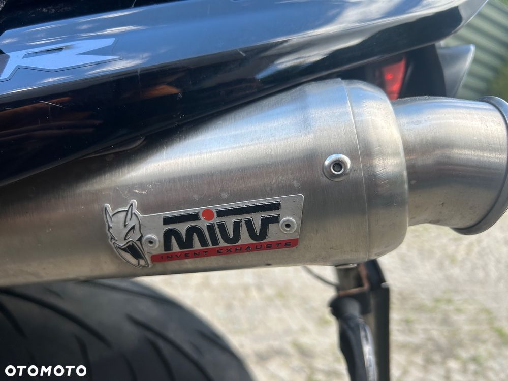Suzuki GSR - 10