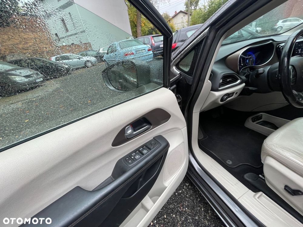 Chrysler Pacifica - 13