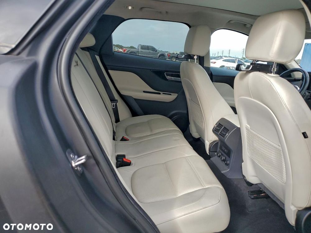 Jaguar F-Pace 30t AWD Prestige - 11