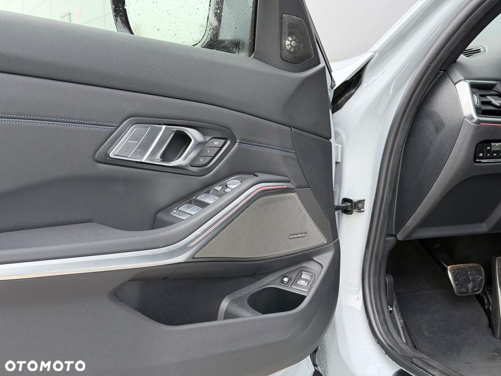 BMW Seria 3 330e PHEV M Sport - 27