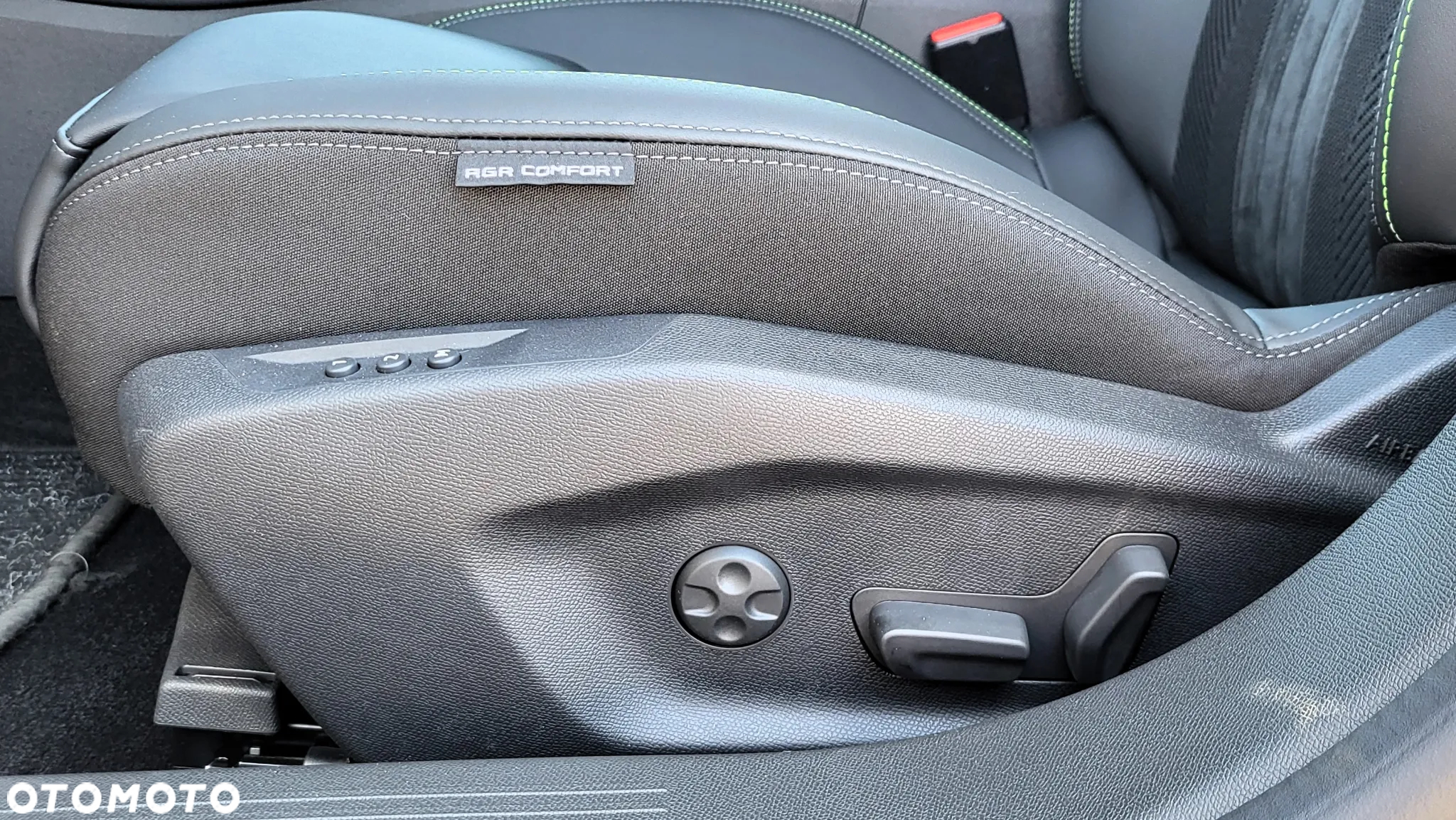 Peugeot 408 1.6 Plug-In Hybrid 225 GT EAT8 - 23