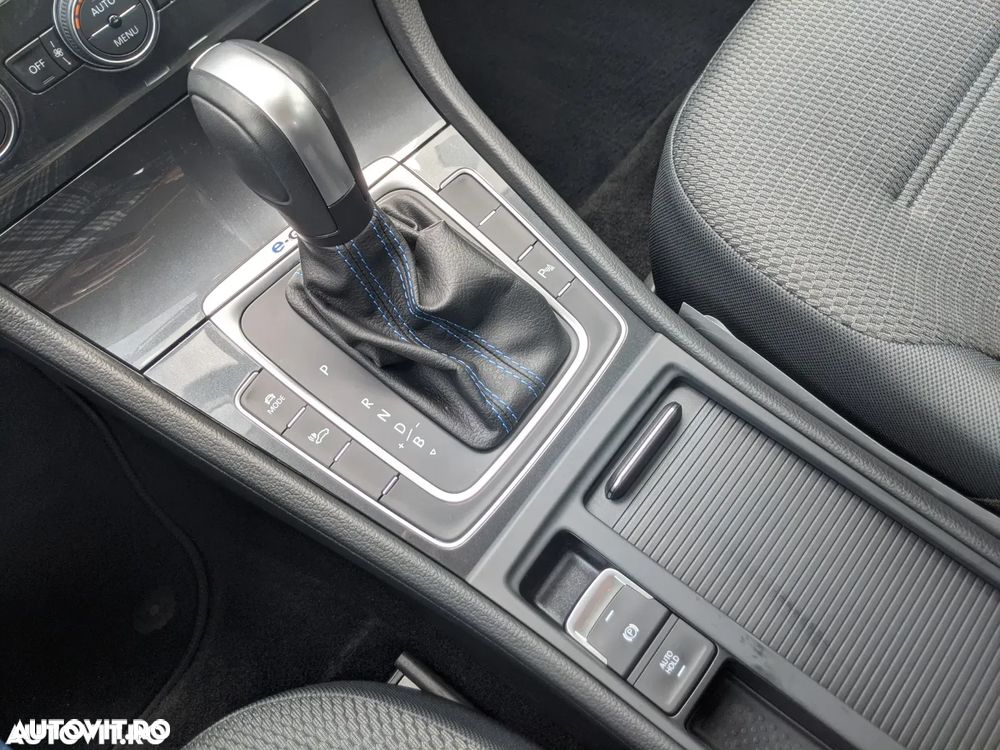 Volkswagen e-Golf - 15