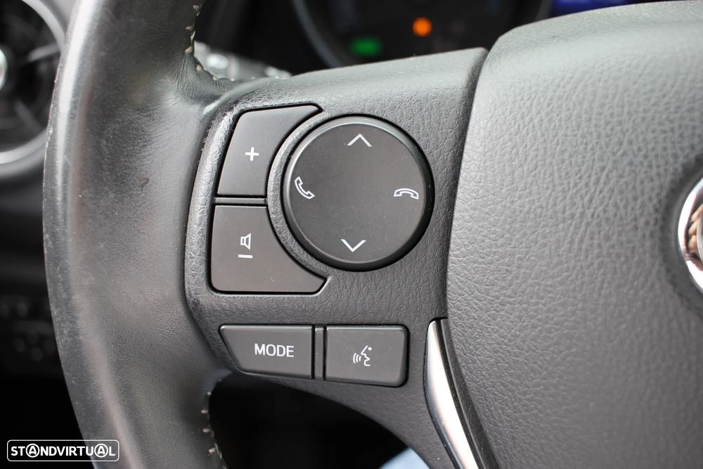 Toyota Auris Touring Sports 1.8 HSD Comfort +P.Techno+P.Sport - 20