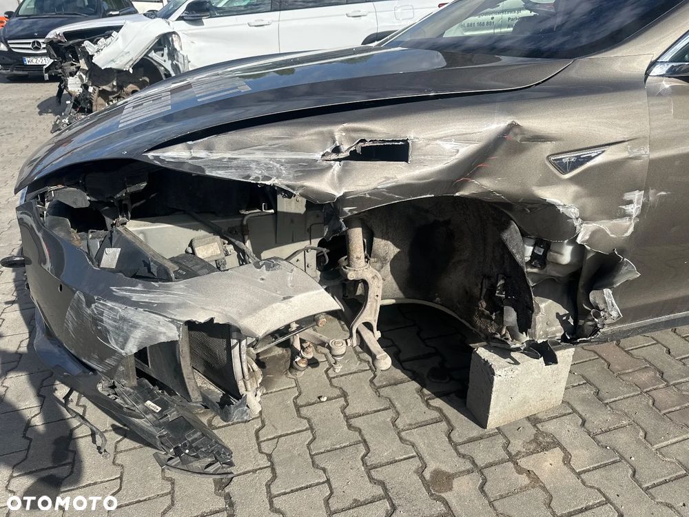 Tesla Model S - 9