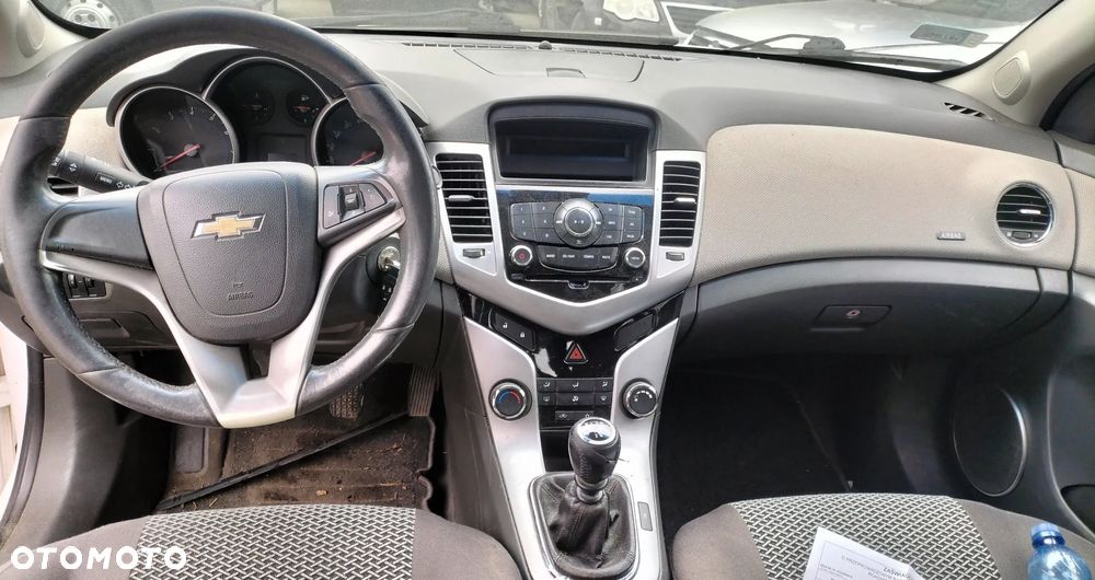CHEVROLET CRUZE (J300) 1.6 113KM KIEROWNICA AIRBAG MULTIFUNKCJA DRZWI LEWY PRAWY PRZÓD TYŁ ZDERZAK KLAPA BŁOTNIK SZYBA LUSTERKO LAMPA SILNIK SKRZYNIA CAŁY NA CZĘŚCI - 6