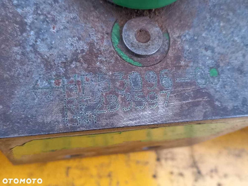 Blok TLS amortyzacji przedniej osi John Deere 7280R - 2