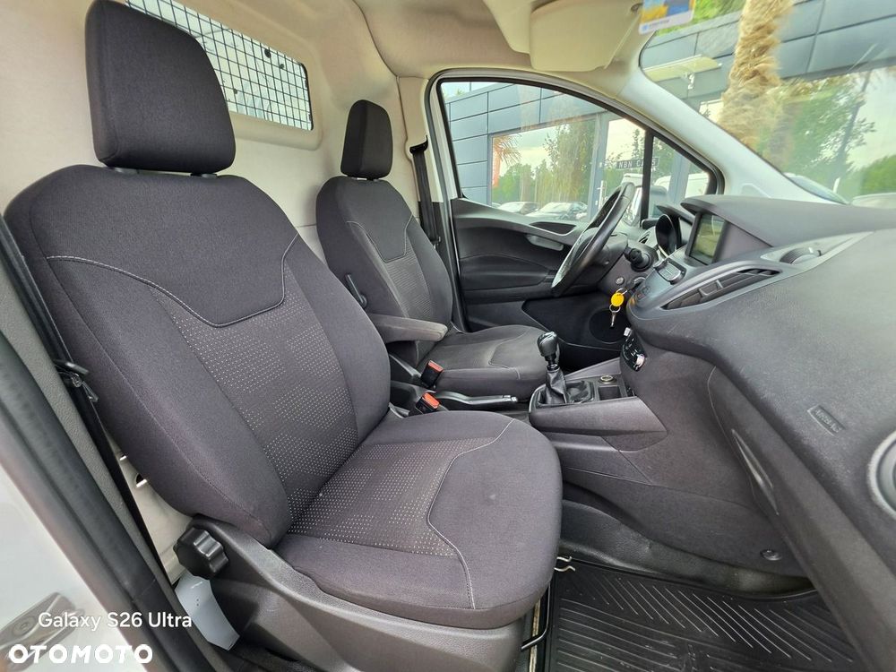 Ford Transit Courier - 31