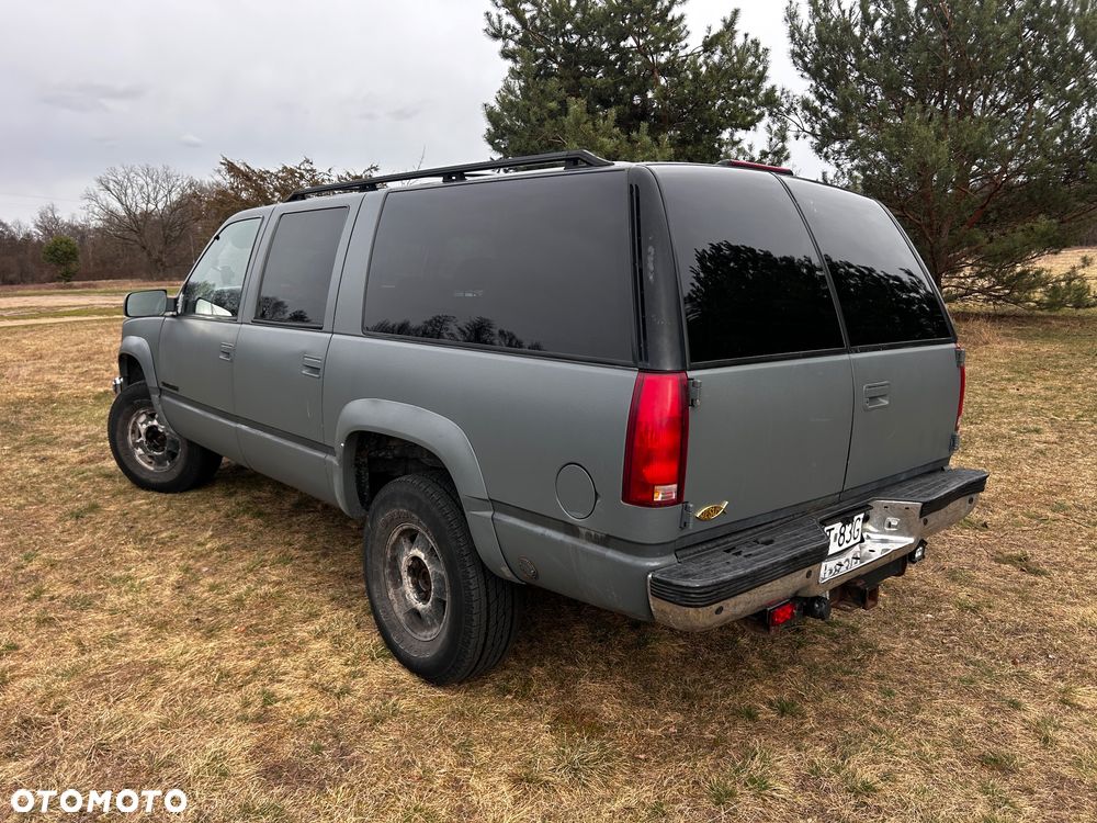 Chevrolet Suburban - 4