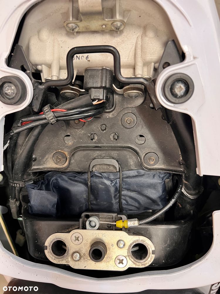 Suzuki GSR - 23