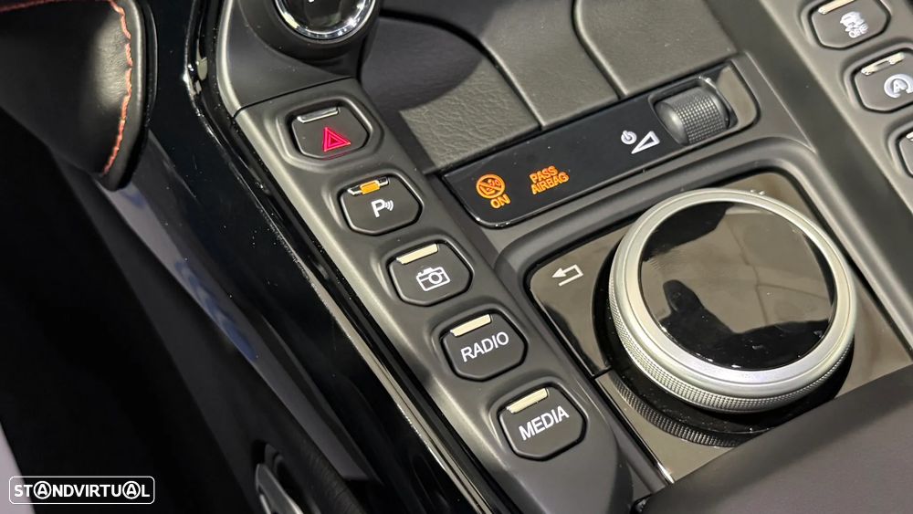 Aston Martin Vantage Coupe 4.0 Twin-Turbo V8 - 38