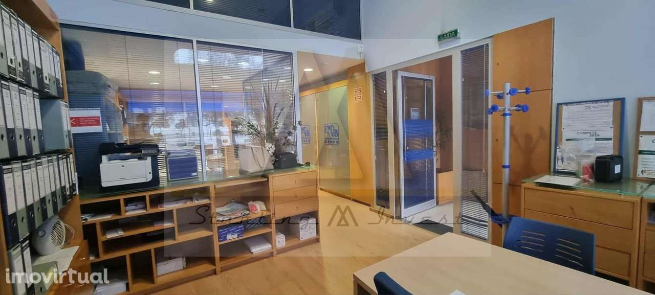 Loja comercial no largo do passeio Alegre, na Póvoa de Varzim. - Grande imagem: 3/17