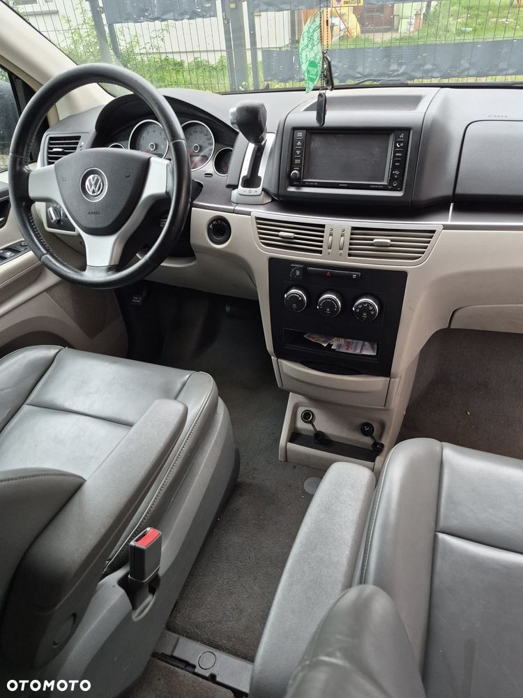 Volkswagen Routan - 5