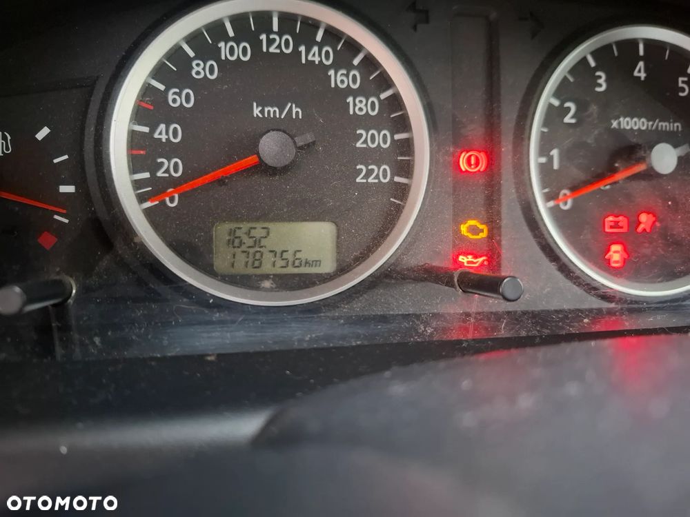 Nissan Almera 1.5 Base - 4