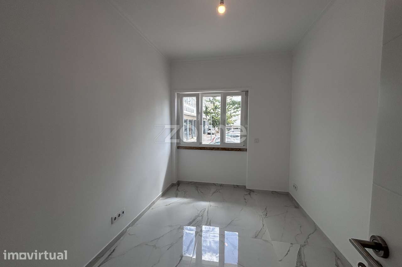 T2 totalmente renovado no centro do Cacém, junto à Loja do Cidadão. - Grande imagem: 2/16