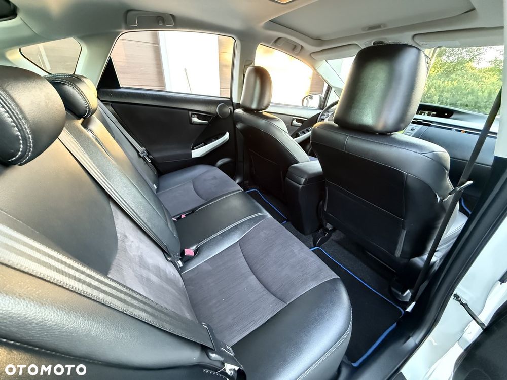 Toyota Prius (Hybrid) Executive - 23