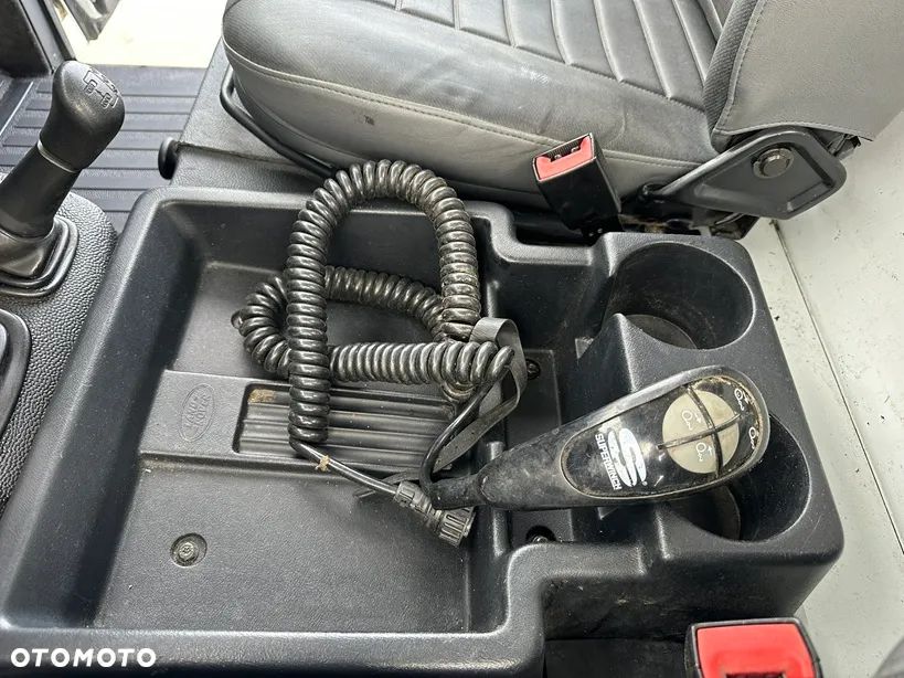 Land Rover Defender - 24