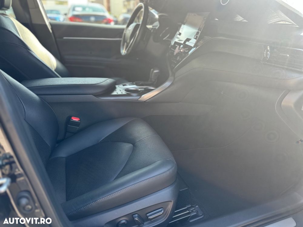 Toyota Camry Luxury - 12