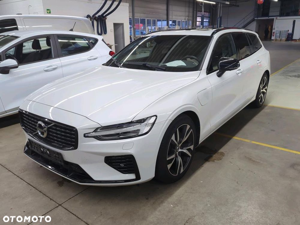 Volvo V60 T8 AWD Plug-In Hybrid R-Design - 1