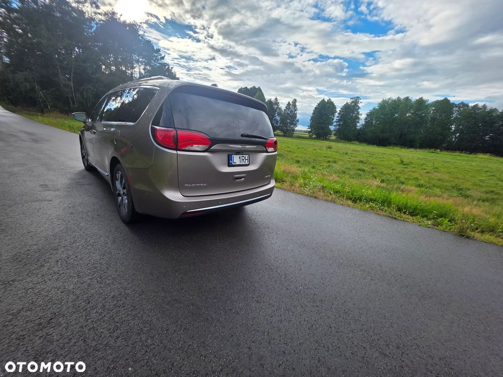Chrysler Pacifica - 4