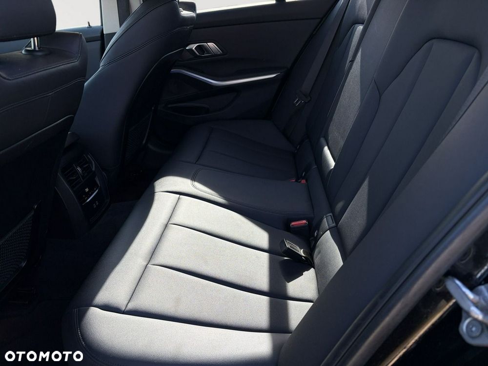 BMW Seria 3 320i Sport Line - 27