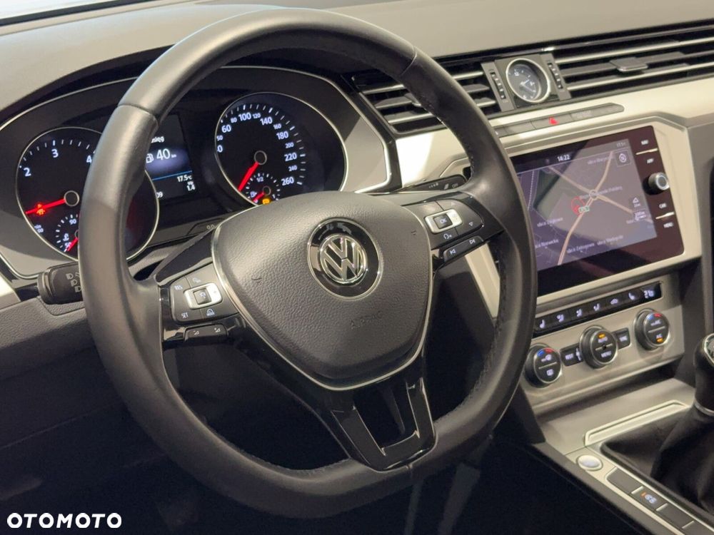 Volkswagen Passat 2.0 TDI SCR Comfortline - 19