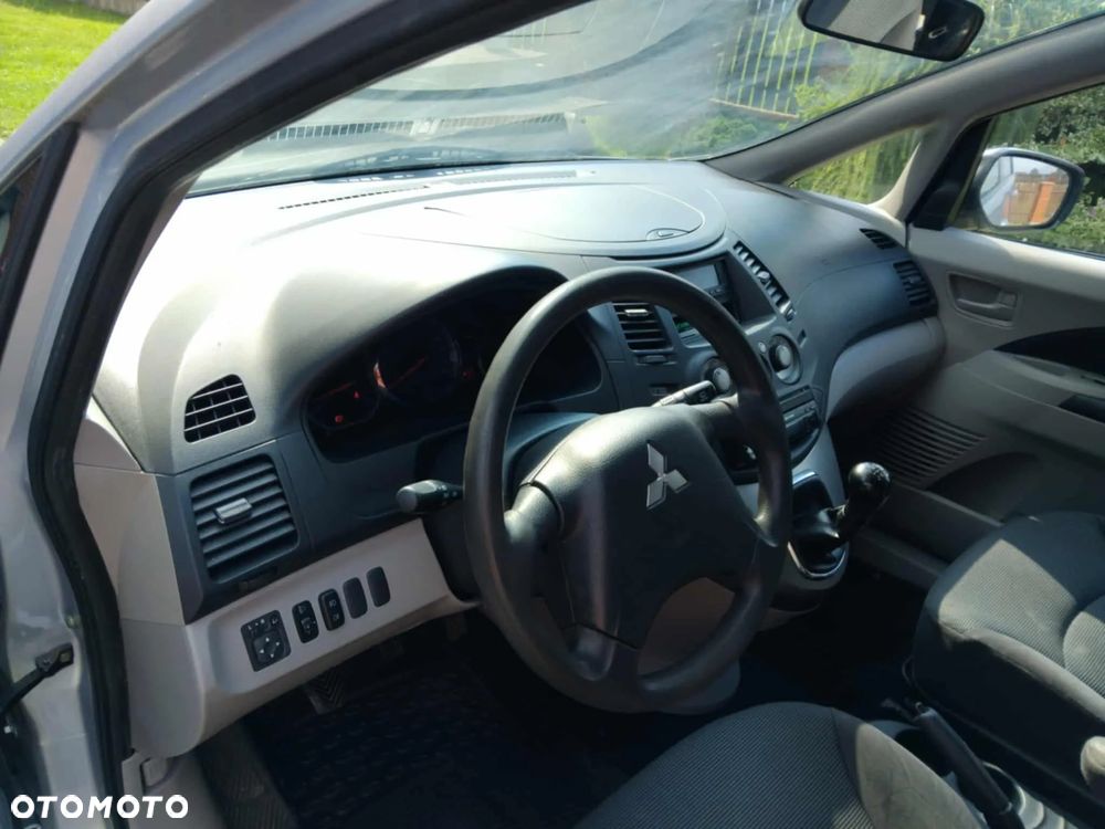 Mitsubishi Grandis 2.4 Intense - 7