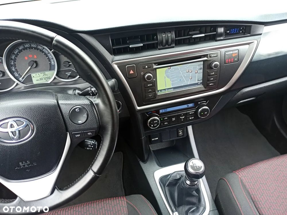 Toyota Auris 2.0 D-4D Touring Sports Executive - 15