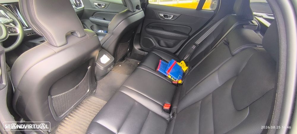 Volvo V60 2.0 B4 Plus Dark Auto - 7