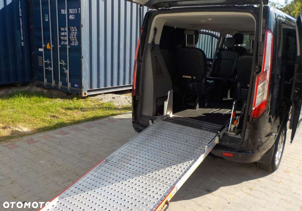 Ford Tourneo Custom - 32