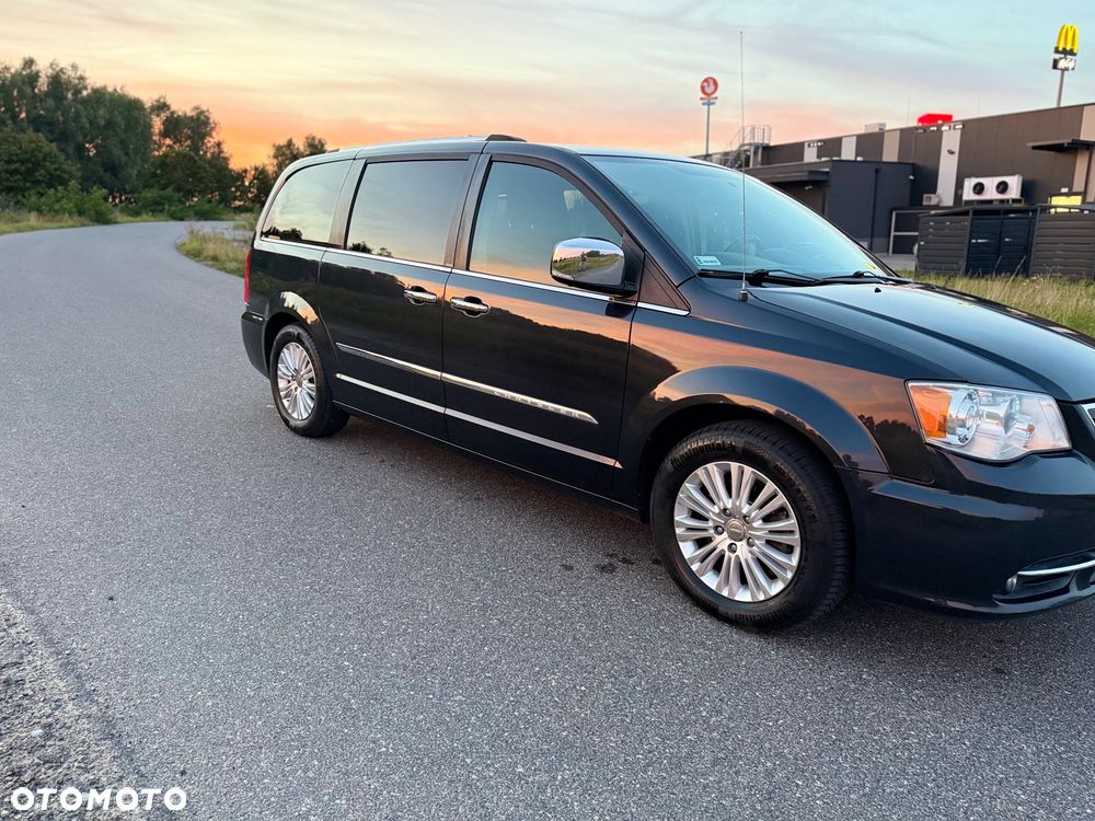Chrysler Town & Country 3.6 Limited - 33