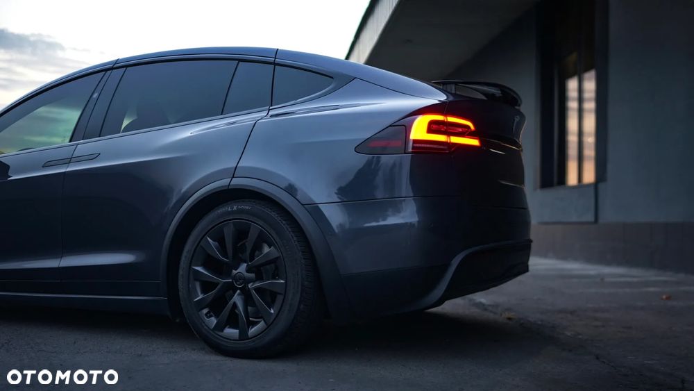 Tesla Model X - 4