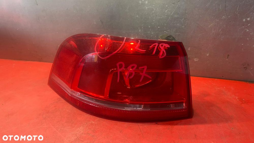 LAMPA TYŁ LEWA W BŁOTNIK VW PASSAT B7 KOMBI - 1