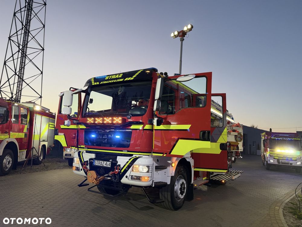 MAN TGM 18.340 4x4 Straż pożarna pojazd pożarniczy wóz strażacki MAN TGM 18.340 4x4 średni terenowy- uterenowiony 4x4 CNBOP 3000l wody wyciągarka mechaniczna reduktor blokady przedniego i tylnego mostu, maszt oświetleniowy - 12