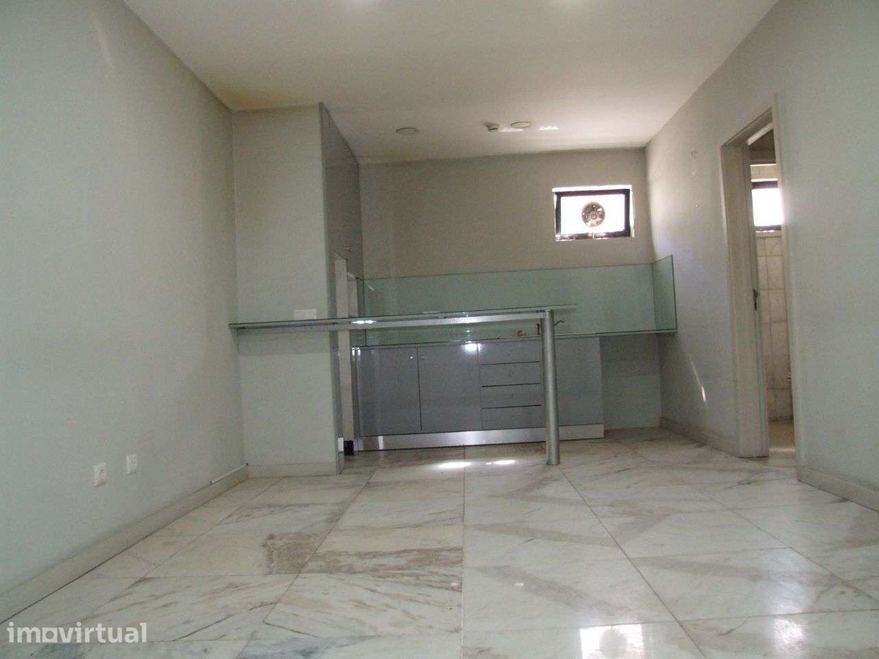 Armarém+ cave + 2 lugares de garagem- A 28 - Grande imagem: 3/12