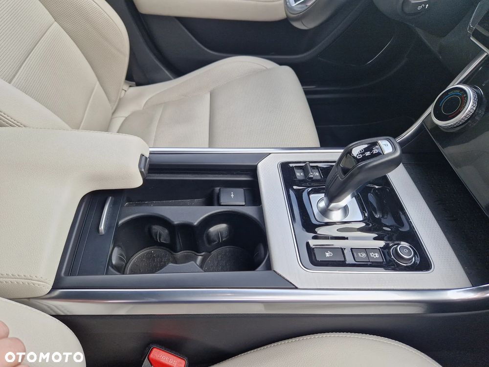 Jaguar XE 2.0 P300 AWD R-Dynamic SE - 25