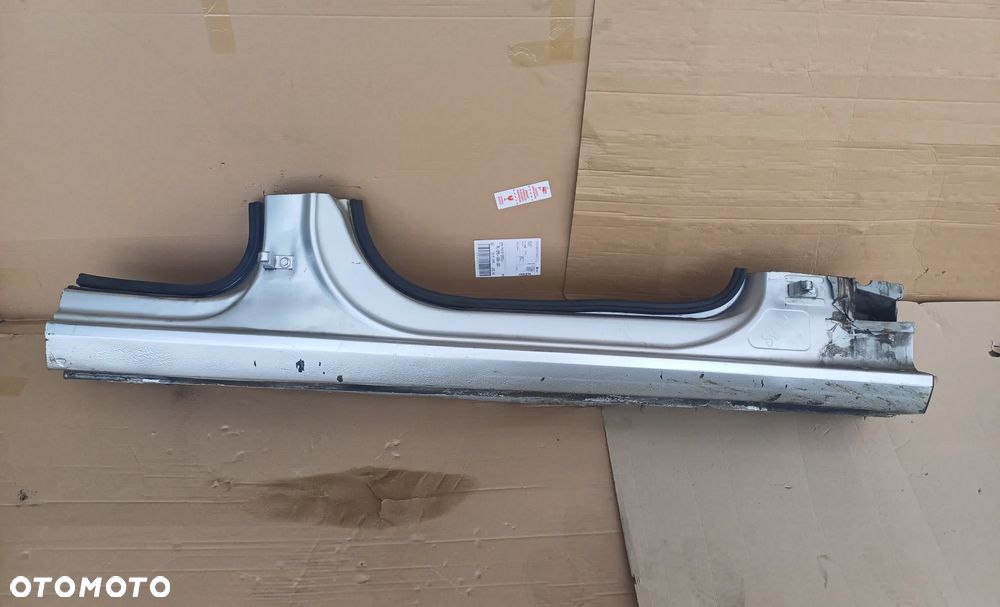 Próg słupek prawy Audi A4 B8 kombi awant - 1