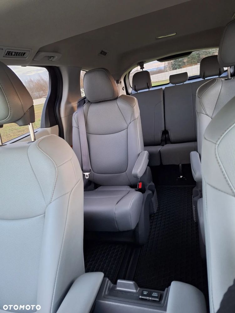 Toyota Sienna - 10