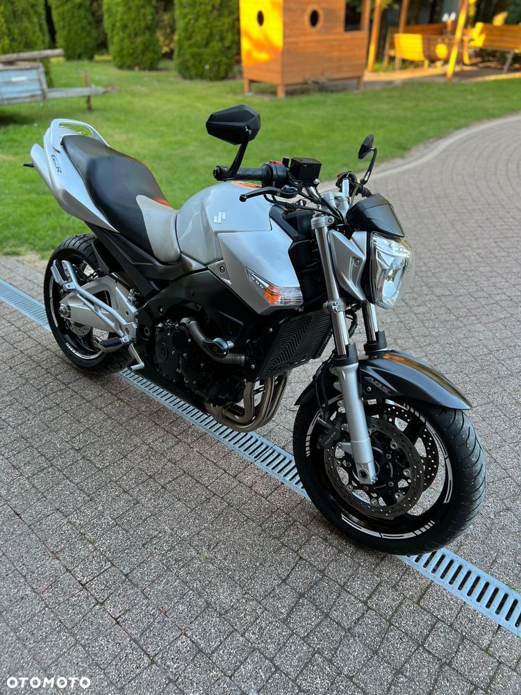 Suzuki GSR - 7