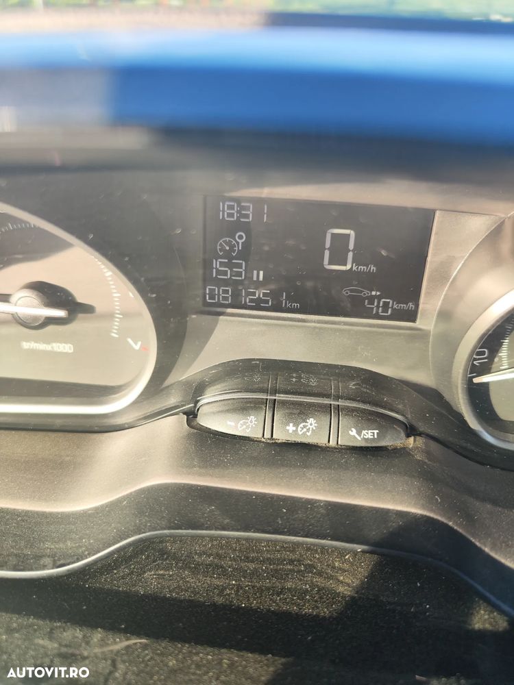 Peugeot 208 - 8
