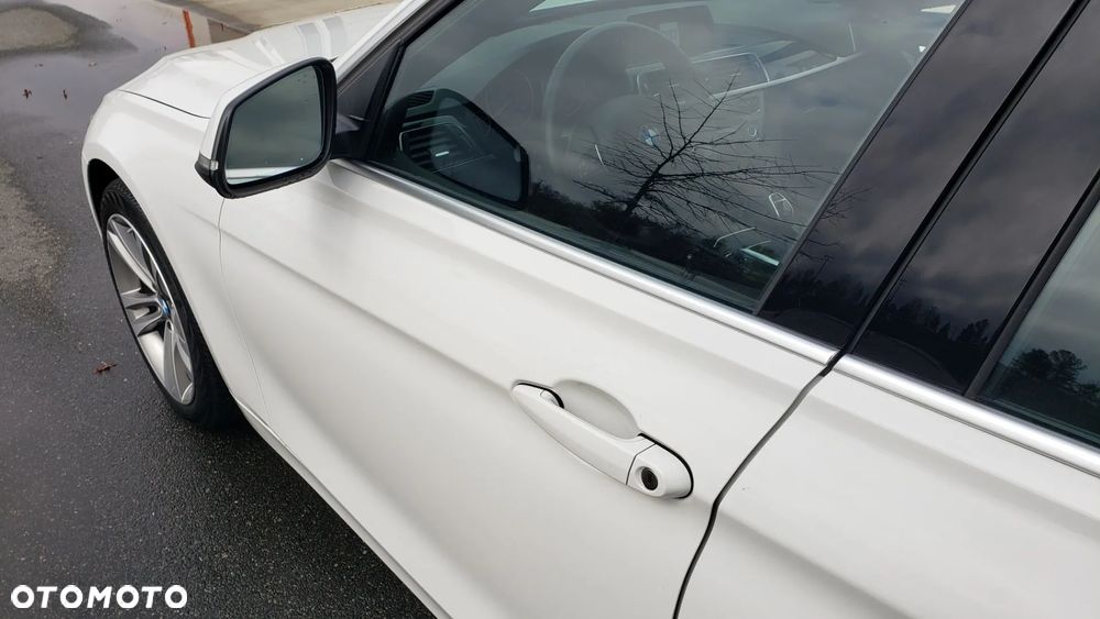 BMW Seria 3 330i Sport Line - 12