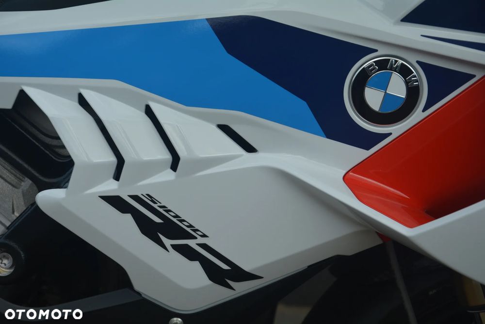 BMW S - 8